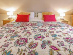 Postel nebo postele na pokoji v ubytování Willow Cottage + 5 fotografií