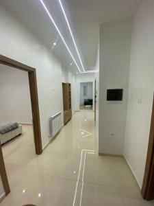 pusty korytarz z białymi ścianami i sufitem z oświetleniem w obiekcie Apparemment t4 tout neuf à mostaganem w mieście Mostaganem