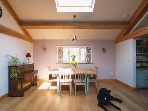 eine Küche und ein Esszimmer mit Tisch und Stühlen in der Unterkunft Brimble Cottage in Axminster
