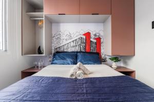 a bedroom with a large bed with blue and red at PROMOÇĀO - Apartamento Gamer com Cinema e Garagem Grátis in Sao Paulo
