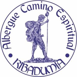 RibadumiaにあるAlbergue Camino Espiritualのバックパックを背負った男性の像の絵