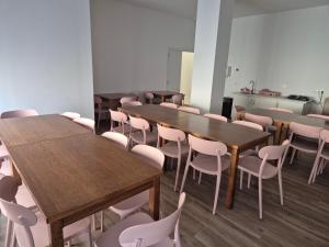 RibadumiaにあるAlbergue Camino Espiritualのテーブルと椅子が備わる部屋