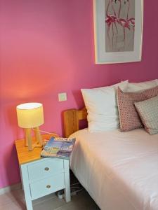 Un dormitorio con una cama y una mesa con una lámpara. en Maison Albion, plein centre, espace et confort, en Le Touquet-Paris-Plage