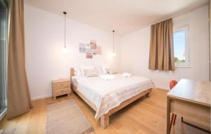 une chambre blanche avec un lit et une fenêtre dans l'établissement Awesome Apartment In Vrsi With Sauna, à Kod Mula