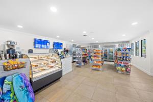 een supermarkt gangpad met veel producten bij Sundial Beach Resort & Spa in Sanibel +21 foto's