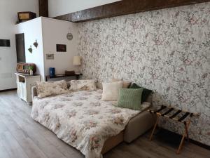 une chambre avec un lit avec un papier peint fleuri dans l'établissement Casa Gianna Holiday Home, à Rutigliano