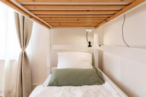 a bed in a small room with a window at Ruhestein Quartier - Charaktervolle Wohnung perfekt für Gruppen&Familien, ideale Lage, nahe Bhf, bestens geeignet für entspannte als auch akitve Aufenthalte in malerischer Umgebung in Baiersbronn