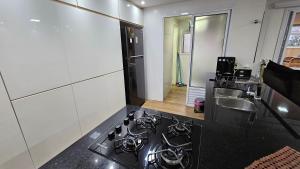 Η κουζίνα ή μικρή κουζίνα στο Deck com churrasqueira privativa - Piscina - Praia das Pitangueiras