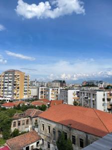 ein Blick auf eine Stadt mit Gebäuden und Dächern in der Unterkunft Shkodra Central Corner in Shkodra