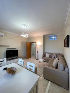 ein Wohnzimmer mit Sofa und Tisch in der Unterkunft Shkodra Central Corner in Shkodra