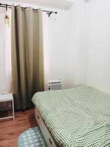 Postel nebo postele na pokoji v ubytování Casa J Cozy Condo at Deca Sentrio