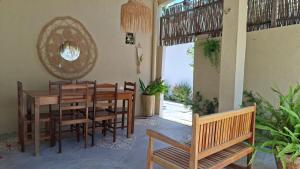 una sala da pranzo con tavolo, sedie e uno specchio di Pousada Kasabela Residence a Prea Altre 72 foto