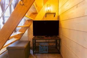 a tv sitting on a table in a attic at La petite maison du Port de Tréguier in Tréguier