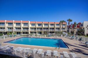una piscina frente a un gran edificio en Pier Point Ocean View Unit D-52, en St. Augustine Beach