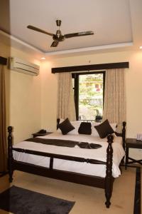 マウント・アブにあるKishan Villas - A Boutique Stayの窓のある大きなベッドのある寝室