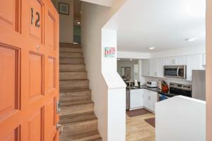Η κουζίνα ή μικρή κουζίνα στο Pier Point South Oceanfront Townhouse Unit A-12