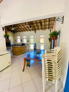 a kitchen and dining room with a table and chairs at Casa Verão Guaratuba - Bertioga in Bertioga