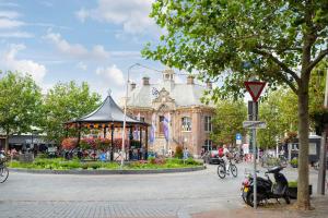 a building with a gazebo in the middle of a street at Appartement Zuid 5 in Zandvoort