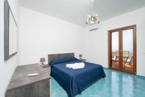 Ένα ή περισσότερα κρεβάτια σε δωμάτιο στο Da Benny Seaview +35 φωτογραφίες