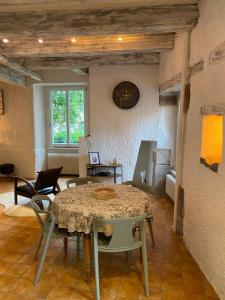 a dining room with a table and chairs in a room at Le Cocon du lion in Belfort