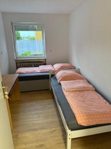 three beds in a room with a window at 3 Zimmer Ferienwohnung in Schweinfurt Bergl in Schweinfurt