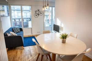 TV i/ili multimedijalni sistem u objektu Le cocon des Lices - 3 bedrooms - Places des Lices