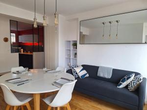 Kuhinja ili čajna kuhinja u objektu Le cocon des Lices - 3 bedrooms - Places des Lices