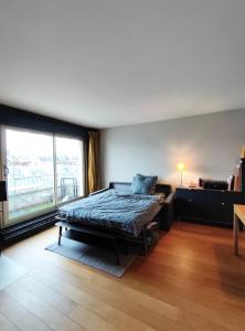 Postel nebo postele na pokoji v ubytování L'Amelot - Studio avec terrasse Paris 11e