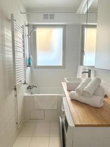 Koupelna v ubytování L'Amelot - Studio avec terrasse Paris 11e + 17 fotografií