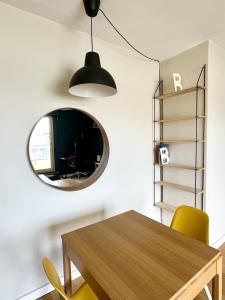 TV a/nebo společenská místnost v ubytování L'Amelot - Studio avec terrasse Paris 11e