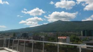 A general mountain view or a mountain view taken from Az apartmant