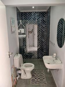 een badkamer met toilet en wastafel bij Da Gama Villa in Marina da Gama +22 foto's