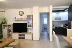 sala de estar con TV y cocina en Divas, en Pale