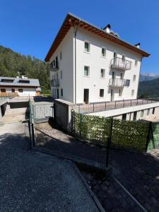 a building with a bench in front of a building at Nido Alpino - Nel cuore delle Dolomiti in Pieve di Cadore