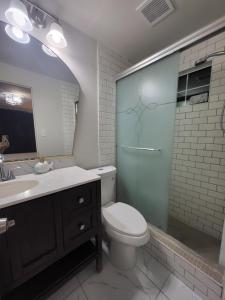 une salle de bain avec toilettes, lavabo et douche dans l'établissement Paseo Miami, à Miami 10 autres photos
