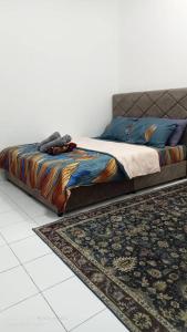Ένα ή περισσότερα κρεβάτια σε δωμάτιο στο Homestay Abah