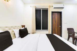 Postel nebo postele na pokoji v ubytování Hotel O Manglam Hotel