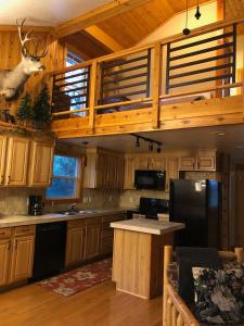 Dapur atau dapur kecil di How would it feel to live close to the wildlife in a peaceful cozy cabin