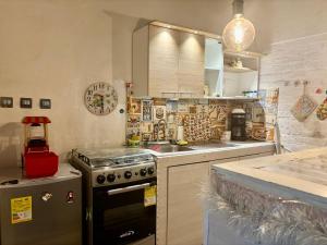 eine Küche mit Herd und Spüle in der Unterkunft Balcones de San Sebastián Villa de Leyva in Villa de Leyva + 21 Fotos