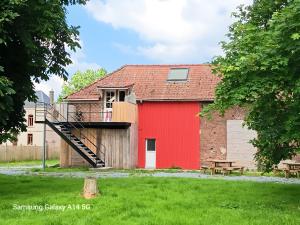 a red barn with a red roof and a ramp at La Pause Picarde - Baie De Somme 2 in Franleu