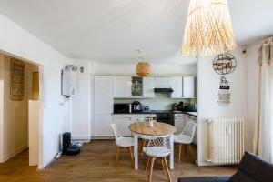 a kitchen with a table and chairs in a room at Pause Douceur - Cocoon lumineux in Alfortville
