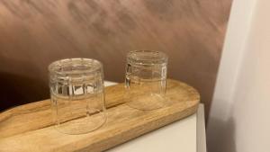 サトゥ・マーレにあるApartament M&B 2の木の板の上に置かれた2つの透明なグラス