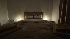 サトゥ・マーレにあるApartament M&B 2のベッドルーム1室(大型ベッド1台、ランプ2つ付) +19枚の写真