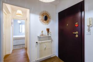 a hallway with a black door and a bedroom at Pause Douceur - Cocoon lumineux in Alfortville
