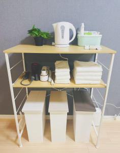 Příslušenství pro přípravu čaje a kávy v ubytování Shinjuku新宿公園 + 19 fotografií