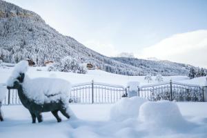 カステルロットにあるAlpine Boutique Villa Gabriela - Adults Onlyの雪中を歩く羊像