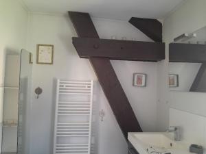 a bathroom with a sink and a wooden ceiling at La Belle Escale, appartement calme, avec parking, Aix-les-Bains in Aix-les-Bains +10 photos