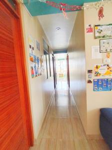 ein leerer Flur in einem Krankenhaus mit Flur in der Unterkunft HOSPEDAJE WELCOME PARACAS peru in Paracas + 211 Fotos