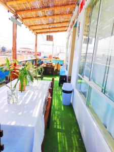 una mesa blanca con plantas en el balcón en HOSPEDAJE WELCOME PARACAS peru, en Paracas 212 fotos más