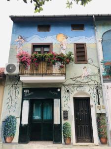 a building with a painting on the side of it at Casa Vacanza Finalmente in SantʼAngelo le Fratte
